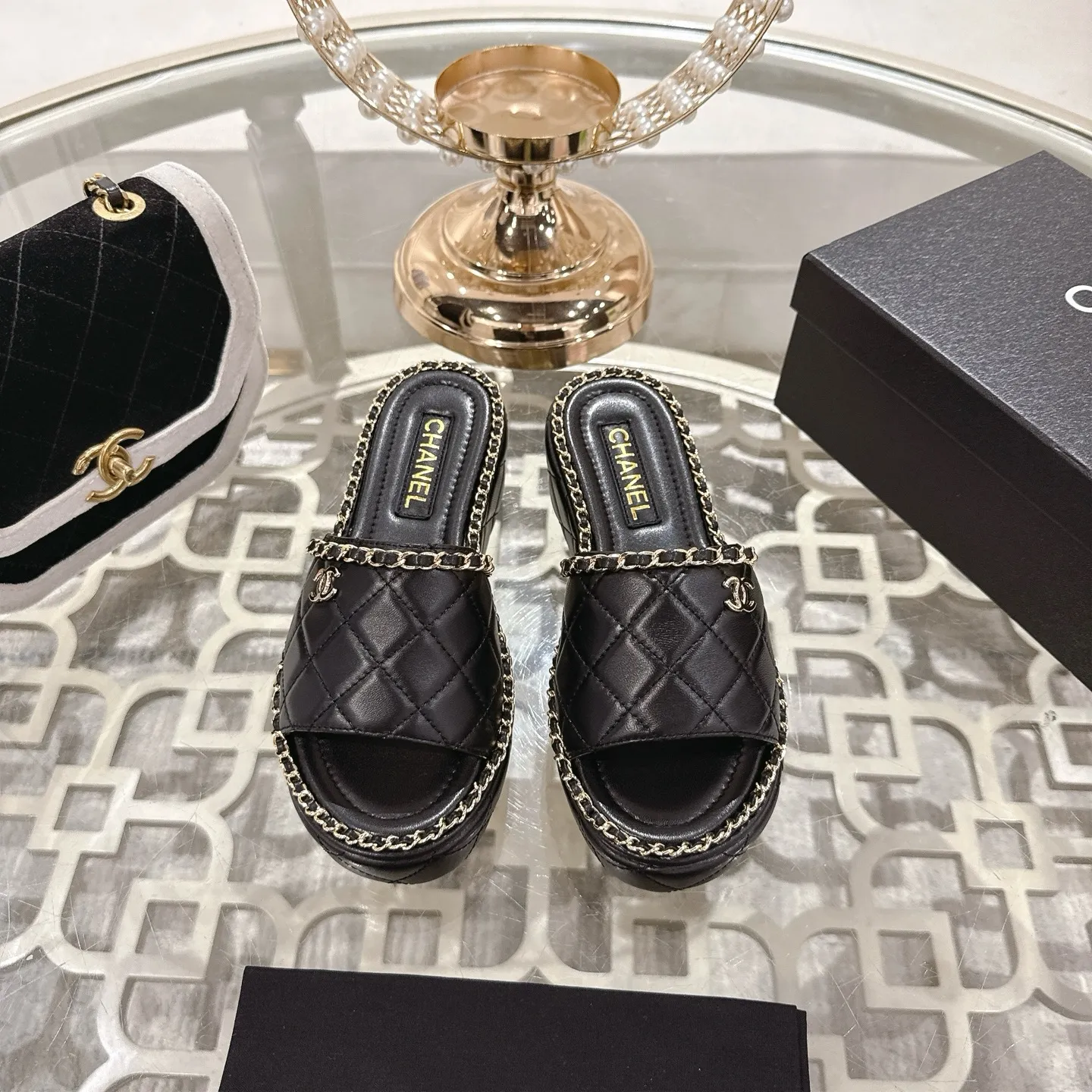 👟👟Ex-factory price 600👟👟 𝐂𝐇𝐀𝐍𝐄𝐋 | Xiaoxiang 25𝐬𝐬 🦋2025 Spring and Summer New Products Counter Classic Xiaoxiang Double C Diamond Chain Slippers Series New〰 🍬 The absolute best in the BS fashion circle. Matching will perform meticulously Minimalist, classic elements that will never fade away 💋 Show unique dressing style, too beautiful to say anything. A must-have for summer... Upper: Original high-customized lambskin Lining: Imported mixed sheepskin lining Outsole: Original molded non-slip outsole Shoe size: 35-39 (34.40.41.42 customization is not returnable)